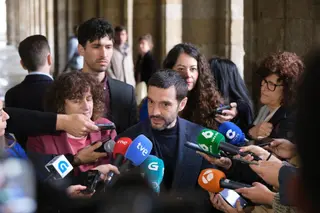 El ministro de Consumo, Pablo Bustinduy, y la alcaldesa de Santiago, Goretti Sanmartín, en atención a los medios, a 25 de abril de 2025. - CÉSAR ARXINA (EUROPA PRESS)