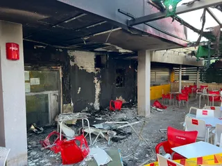 Los bomberos sofocan un incendio en las piscinas de Villamayor que afecta a su cocina