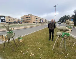 El edil Juan Carlos Bueno junto a los nuevos elementos decorativos