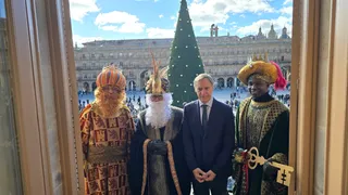El alcalde de Salamanca, Carlos García Carbayo, recibe a sus Majestades los Reyes Magos y Concierto de Chloe DelaRosa en la Plaza Mayor
