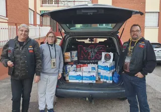 Entrega leche a centro Ave María Moteros Solidarios