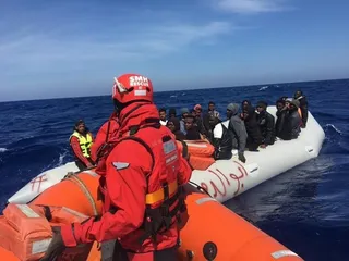 Rescate de una patera por parte de la ONG Salvamento Marítimo Humanitario. Foto de archivo