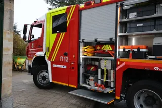 El aviso por el incendio de un vehículo híbrido moviliza a los bomberos hasta el CIFP Río Tormes. Foto de archivo