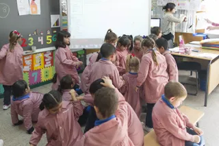 Colegio, aula, primaria, infantil, clase, niño, niña, niños, profesor, profesora. Foto de archivo