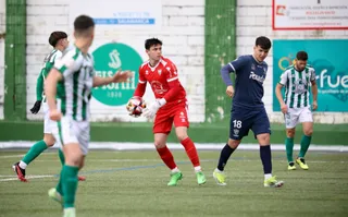 Rabanillo, ante el Marino de Luanco FOTO CD GUIJUELO