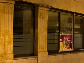Cristales rotos en un bar de Villamayor después de robar el dinero de las máquinas tragaperras