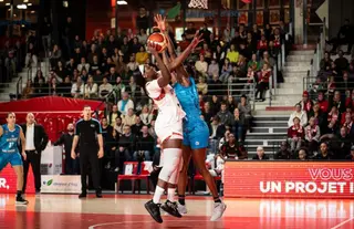 Koné trata de frenar a una rival | FOTO EUROLEAGUE WOMEN