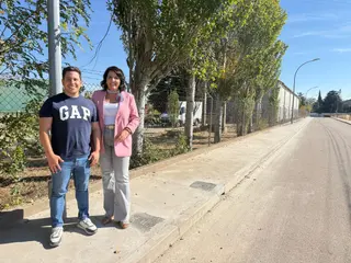 Ejecución de nuevo acerado en la calle Hermanos Grimm 