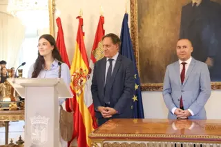 El alcalde de Salamanca hace entrega de los diplomas tras el programa Fomento de Talento 
