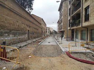 Obras, calles cortadas, estrechamiento. Foto de archivo