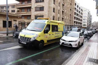 Una ambulancia circula por la avenida de Italia