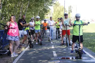 Los patinetes han tomado Salamanca en la mañana de este domingo para reivindicar su uso