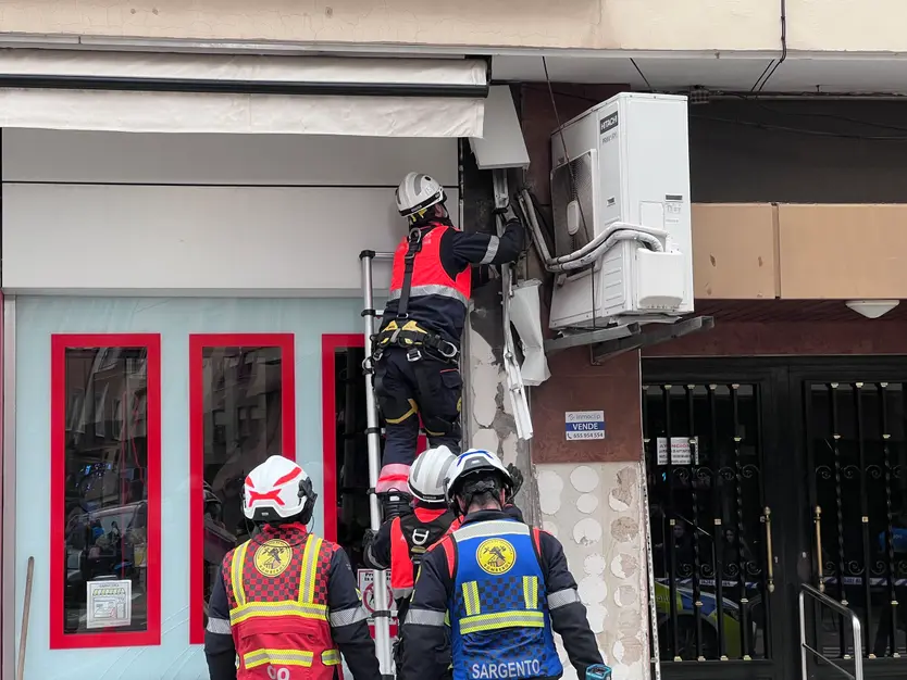 El choque de un autobús contra un edificio de la avenida Portugal deja al menos cuatro heridos