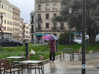 Personas paseando bajo la lluvia en Salamanca. Archivo. S24H.