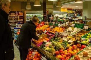 Gente comprando fruta en un supermercado