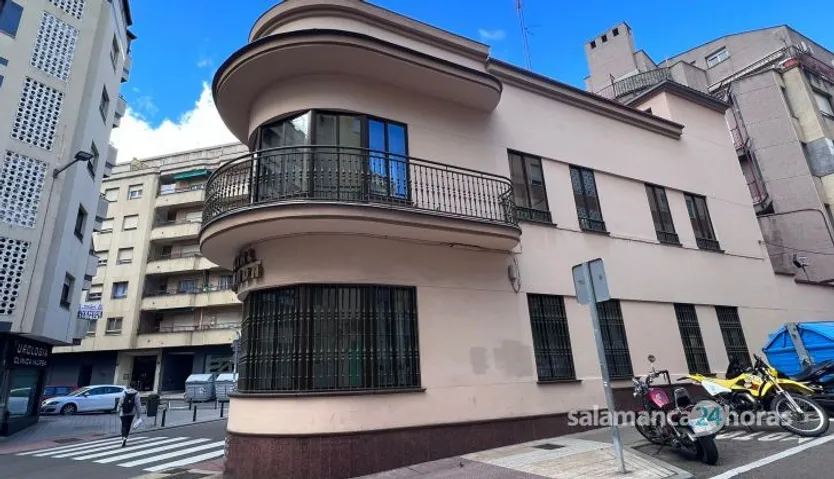 Edificio racionalista en el barrio del Oeste