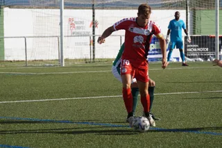 De la Nava, con Johan Guzmán al fondo en el duelo de la pasada pretemporada | FOTO SALAMANCA24HORAS.COM