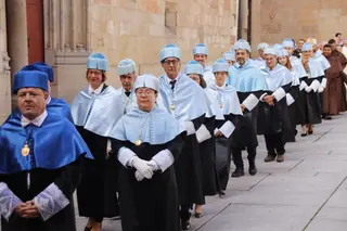 cortejo académico de doctores y monjes carmelitas desde el Patio de Escuelas Menores hasta el Paraninfo de la Universidad