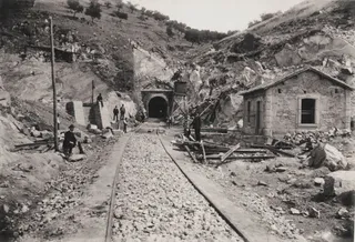 Entrada al túnel uno "La Carretera", ruta de la línea férrea de la Fregeneda a comienzos del siglo XX. FOTO ICAL