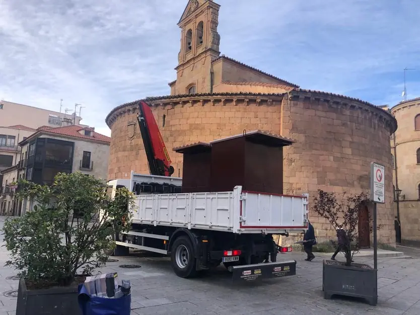 Colocación de un puesto de castañas en puerta Zamora