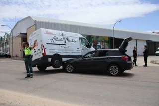 Un turismo choca contra un camión en el polígono de Los Villares (3)