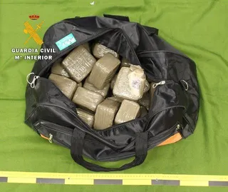 Sorprendido un autocar de viajeros transportando 105 kilos de droga
