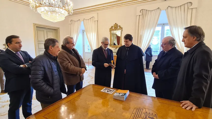 Enrique Cabero realiza la ofrenda floral a Unamuno. Foto vía Ayuntamiento de Salamanca