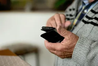 Una persona utilizando un teléfono móvil. | EP