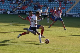 Caramelo dispara ante el Atlético Bembibre | FOTO JUANES