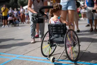 Una niña con movilidad reducida. | EP