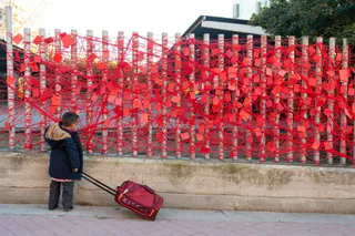 Un niño en la puerta de un colegio | EP