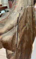 Grieta Producida Por El Paso Del Tiempo En La Virgen De La Dolorosa