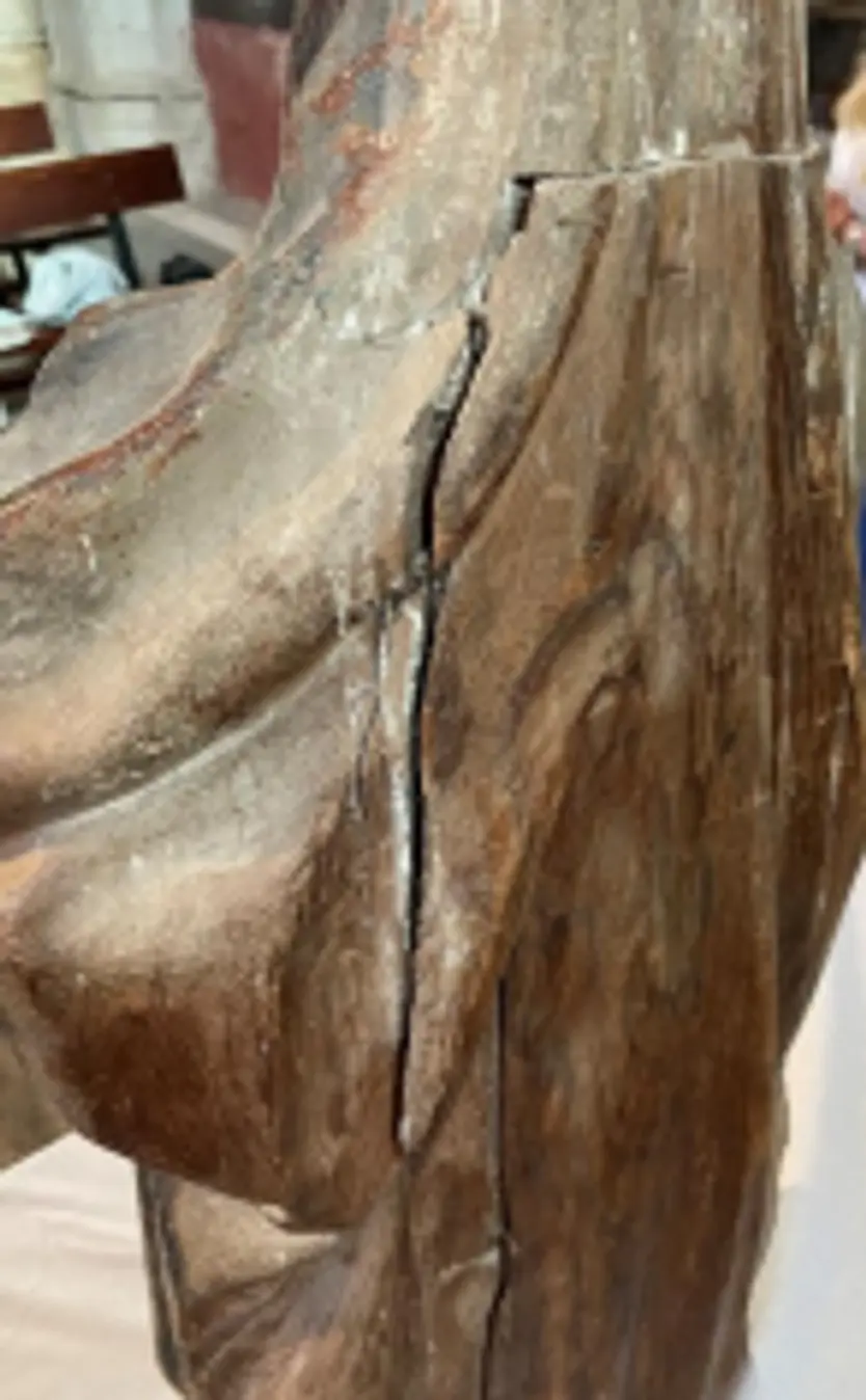 Grieta Producida Por El Paso Del Tiempo En La Virgen De La Dolorosa