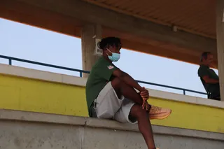 Abdul Awudu observa el entrenamiento del jueves desde la grada / FOTO SALAMANCA24HORAS.COM