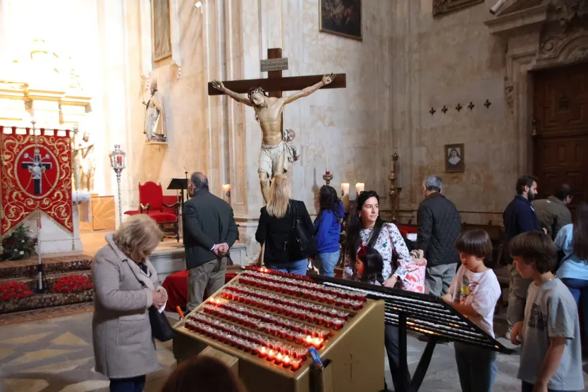 Besapiés del Cristo de la Agonía Redentora y el Cristo Yacente durante la Semana Santa 2026