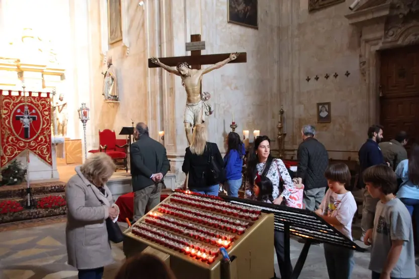 Besapiés del Cristo de la Agonía Redentora y el Cristo Yacente durante la Semana Santa 2026