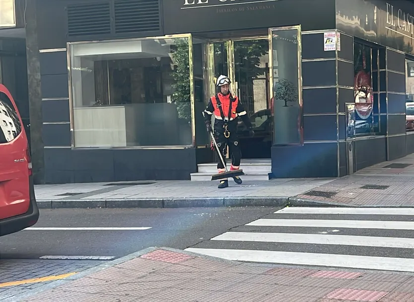 Bomberos de Salamanca y Policía Local en la actuación de este martes, 5 de mayo