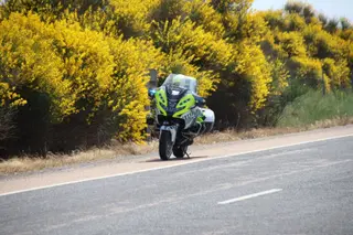 Incendio de un camión en la A 62, a la altura de Quejigal, moto de la Guardia Civil de Tráfico. Foto Andrea M (7)