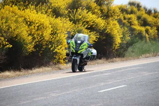 Incendio de un camión en la A 62, a la altura de Quejigal, moto de la Guardia Civil de Tráfico. Foto Andrea M (7)