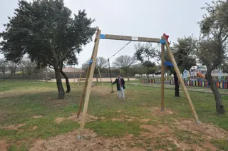 Carrascal de Barregas completa una de las zonas deportivas y de ocio más importantes del municipio con la instalación de una nueva tirolina