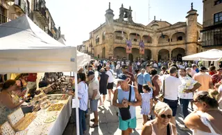 Miles de personas se dan cita en Ciudad Rodrigo durante el Martes Mayor. ICAL/ VICENTE 