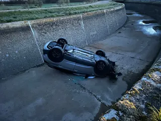 Se salta un stop y acaba en un canal en Garcihernández | S24H