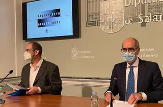 Javier Iglesias presenta el anteproyecto de presupuestos junto al diputado Antonio Luis Sánchez