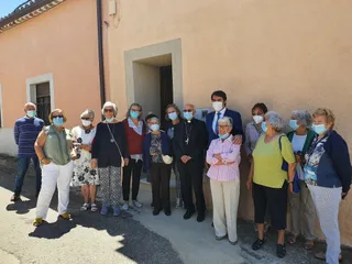 Suárez Quiñones con vecinos de Aldea del Obispo | Foto: JCYL