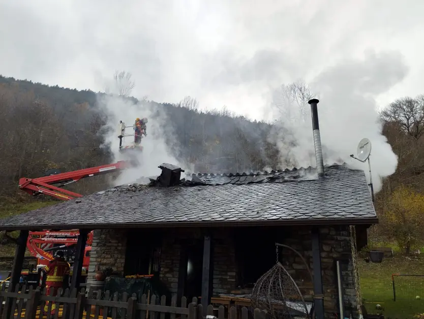 Un incendio calcina una vivienda en Palacios del Sil (León) (1)