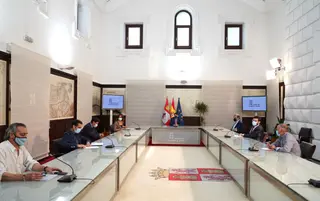 Reunión de los sindicatos y la patronal con Mañueco
