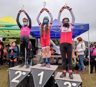 Gran inicio de la Escuela Caja Rural - Promesal en la Copa de Escuelas BTT. En la foto, Vega Iglesias en el podio