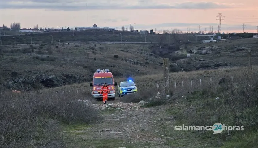 Bomberos y policía local en los entornos del antiguo puente ferroviario de La Salud