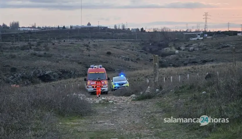 Bomberos y policía local en los entornos del antiguo puente ferroviario de La Salud