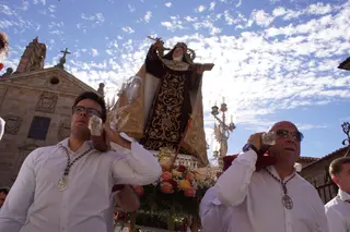 Santa Teresa sale de clausura en Alba de Tormes 